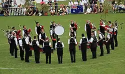 Le bagad positionné en cercle sur la pelouse du concours à Lorient.