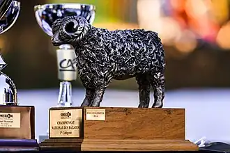 Le maout offert au champion de 1re catégorie.