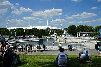 Le skatepark avec le stade en arrière-plan