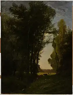 La lisière d'une clairière donne sur une prairie ensoleillée où paissent un troupeau de vaches.