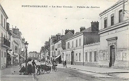 Rue Grande et palais de justice sur la droite, au tournant du XXe&nbsp;siècle.