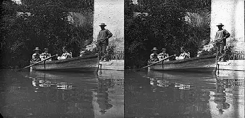 Les enfants de Gustave Gillman (es) canotant sur le bassin de la fontaine de l'Alcrebite