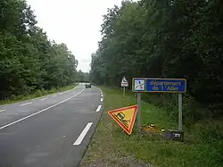 Traversant la forêt de la Boucharde avec panneau indiquant l'entrée dans le département de l'Allier