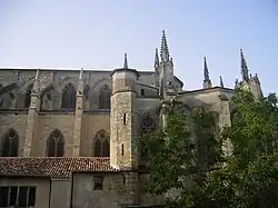 Chevet vu de côté.