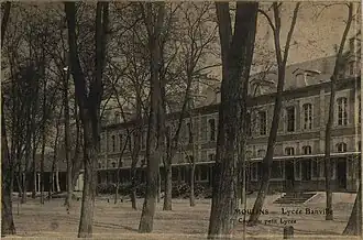 La cour du petit lycée au début du XXe&nbsp;siècle, source : Archives départementales de l’Allier, 9 J 39