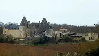 Le château, vu depuis l'est du village.
