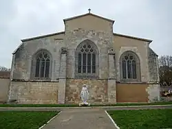 La façade orientale de l'église.