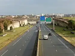 photographie d'une route deux fois deux voies prise d'un pont