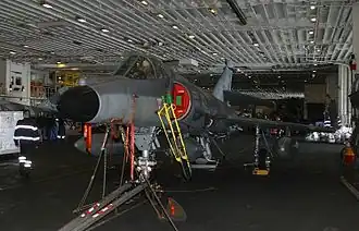 Un Super-Étendard dans le hangar aviation du porte-avions Charles de Gaulle.