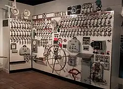 Le tableau de contrôle de l'une des machines de propulsion (Musée national de la Marine, Toulon).