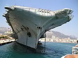 L'étrave du Q790 désarmé à Toulon (juillet 2004).