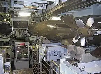 Salle des torpilles du sous-marin Le Redoutable avec une DTCN L5 engagé dans le tube lance-torpille