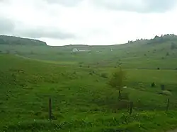 Plus haut la route des derniers kilomètres. Vue notamment sur la ferme-auberge du Kahlenwasen.