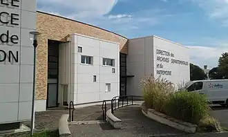 Façade d'entrée des Archives départementales du Cher.