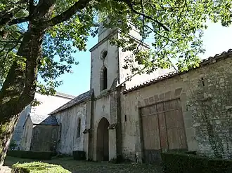 Église incluse dans les murs du château.