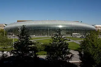 Vue diurne de la verrière, au fond de la place de la Gare.