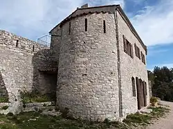Maison castralejouxtant la chapelleVue du N.-O. vers le S.-E.