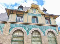 … avec ses mosaïques en façade réalisée par Odorico.