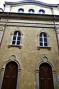 Façade de la synagogue de Coni avec la date de construction (1884)
