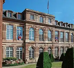 Façade du palais, côté place Broglie.