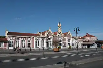 Photographie du bâtiment voyageurs (façade du côté ville) de la gare d'Abbeville, par temps ensoleillé.
