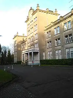 Description de l'image Façade principale du collège Saint-Paul (Godinne).JPG.