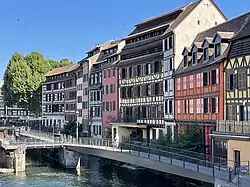 Façades sur rivière, rue des Fichier:Ill river @ Petite France @ Grande Ile @ Strasbourg (43801152730).jpg