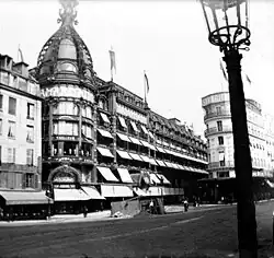 L’une des deux Rotondes du magasin 2 surmontée de sa coupole polychrome en 1912.