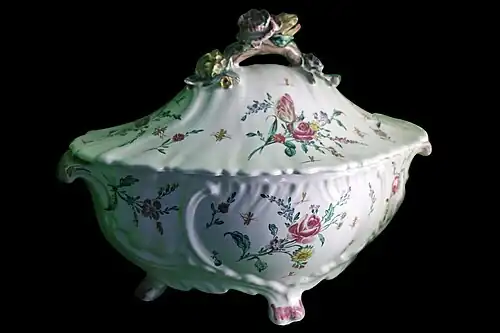 Grande terrine sur pieds.