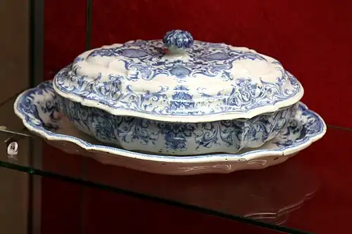 Soupière couverte et son présentoir, Grasse, musée d'art et d'histoire de Provence.