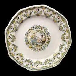 Assiette avec médaillon décoré d’Apollon et Marsyas.