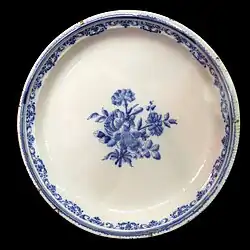 Assiette en camaïeu bleu.