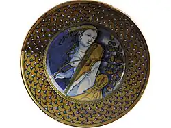 Plat Femme à la viole, faïence et lustre métallique, Deruta (Italie), XVIe&nbsp;siècle (dépôt du musée du Louvre)