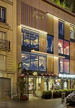 Persiennes en bois hybride. Paris