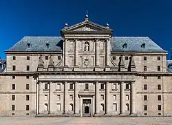 Façade de l'entrée du palais de l'Escurial (1563-1584), en Espagne.