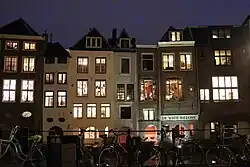 Façades illuminées.