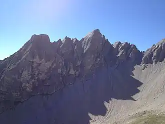 Vue de la face nord des aiguilles de Pelens avec, de gauche à droite, La Pelonnière (2&nbsp;397&nbsp;m), puis la Grande aiguille de Pelens (2&nbsp;523&nbsp;m).