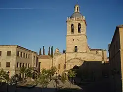 Façade ouest et clocher de la cathédrale de Ciudad Rodrigo.