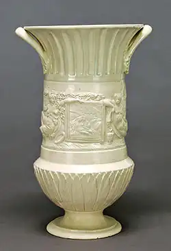 Vase Empire en faïence monochrome, décor en bas-relief, à registre central représentant des scènes historiées, Faenza, fin du XVIIIe&nbsp;siècle.