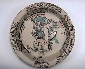 Bassine peinte de motifs géométriques et d'animaux stylisés, Faenza, XIVe&nbsp;siècle.