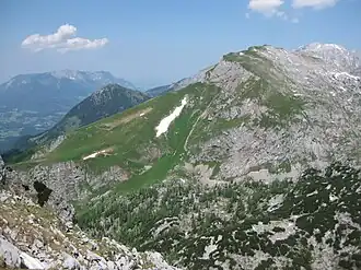 Vue du Fagstein depuis le Hoher Laafeld, devant les pentes herbeuses du Obere Roßfeld ; en arrière-plan l'Untersberg, le Jenner et le Hohes Brett.