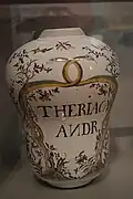 Pot à pharmacie au musée des Beaux-Arts de Reims.