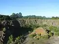 Vue de la carrière de Fairy Cave, transformée en site d'escalade et de moto-cross.