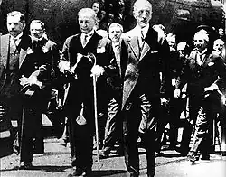 Avec son ancien ennemi Mustafa Kemal