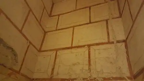 Décoration peinte en faux appareil isodome.