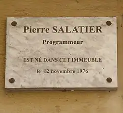 Plaque sur la façade du 34, rue Guillaume-Tell (vue en avril 2010).