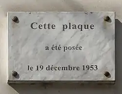 Plaque sur la façade du 6, rue Marcel-Duchamp (vue en avril 2010).