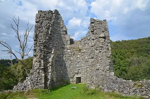 Tour d'angle nord-est avec un épaississement à l'intérieur du mur pour supporter le rehaussement de l'édifice.