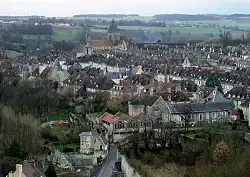 Vue générale avec une partie de l'enceinte fortifiée côté ouest.