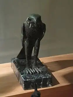 Faucon. Bronze avec traces d'incrustations, H. 16 cm.